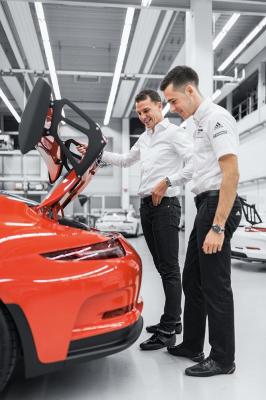 La Porsche GT3 RS avec les pilotes Sven Müller et Earl Bamber