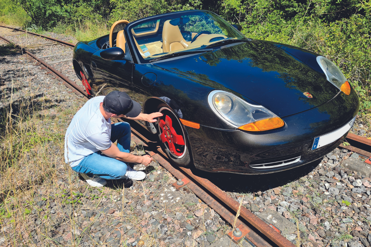 Insolite, il fait rouler son Boxster sur des rails