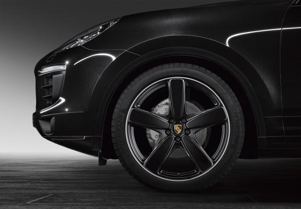 Porsche Cayenne Sport Classic wheel painted in black high-gloss and wheel arch extenders