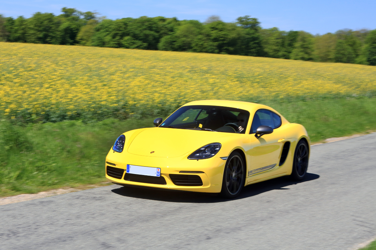 Porsche 718 cayman t flat 6 magazine