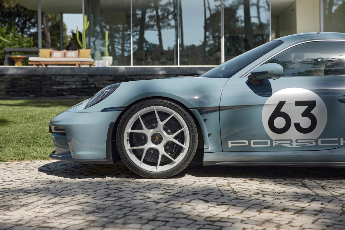 Porsche 911 992 st flat 6 magazine