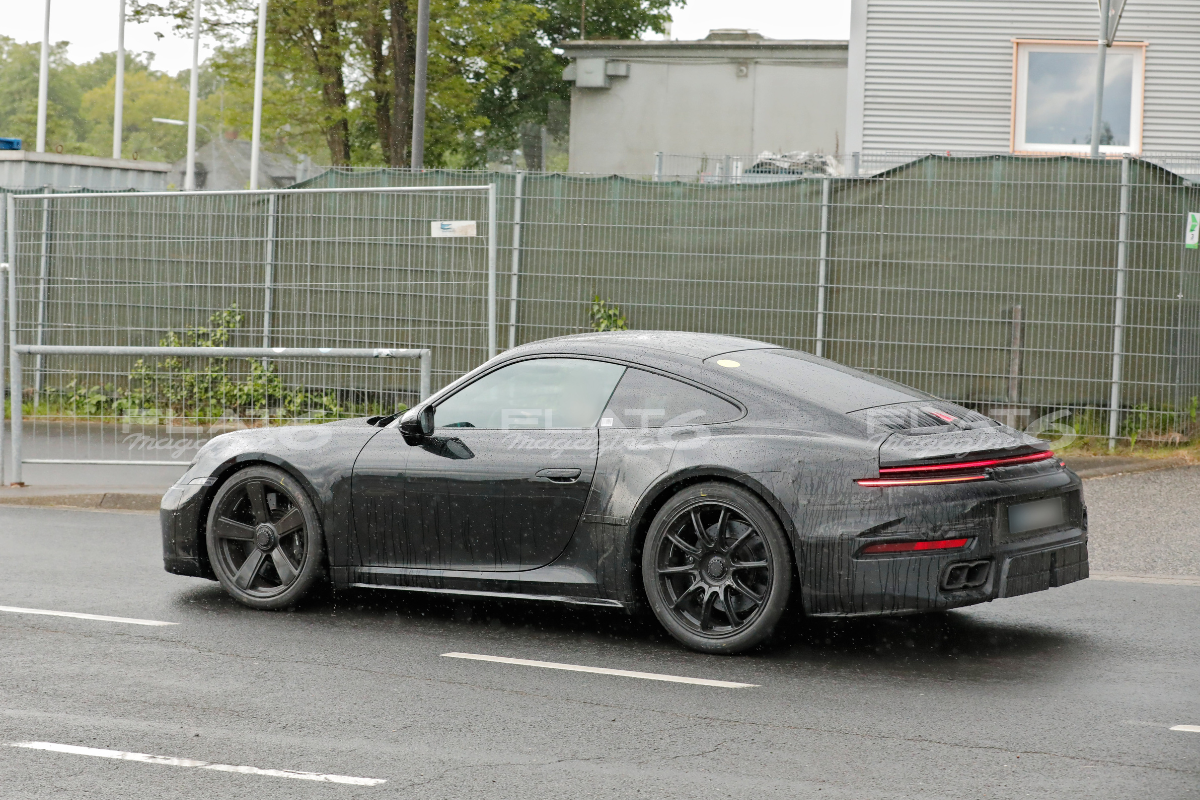 Porsche 911 992 turbo s touring flat 6 mag 1