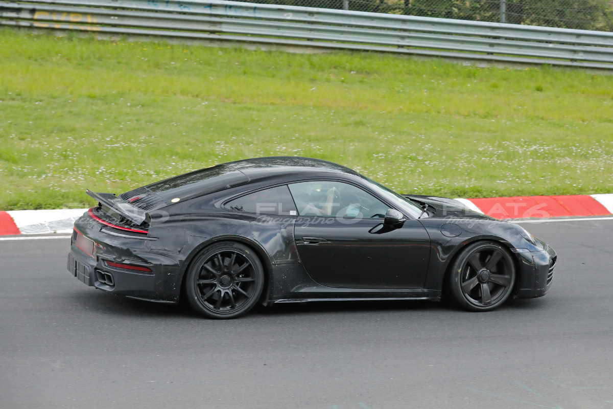 Porsche 911 992 turbo s touring flat 6 mag 5