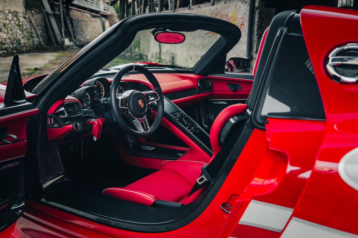 Porsche 918 spyder psychedelic interieur