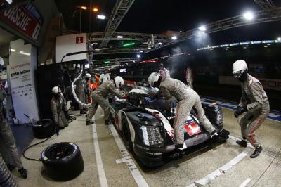 Porsche 919 hybrid no 1 in pits