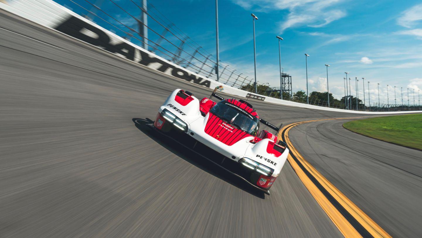 La Porsche 963 s’essaie sur le Daytona International Speedway