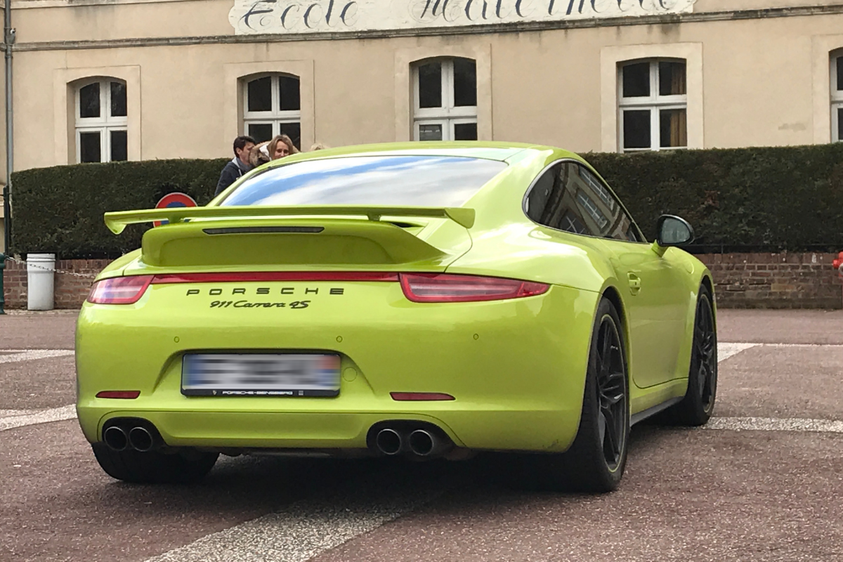 Porsche 991 carrera 4s lightgreen flat 6 mag