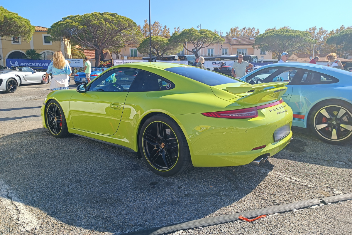 Porsche 991 carrera 4s lightgreen flat 6 magazine 1