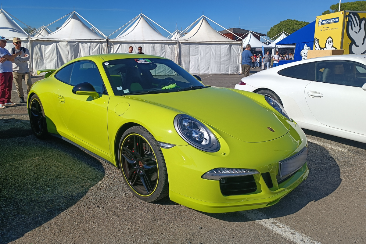 Une Porsche Lightgreen sortie du Département Porsche Exclusive “Votre Porsche, votre histoire”
