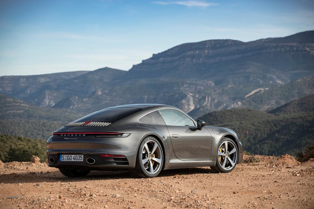 Porsche 992 arriere gris agathe 1