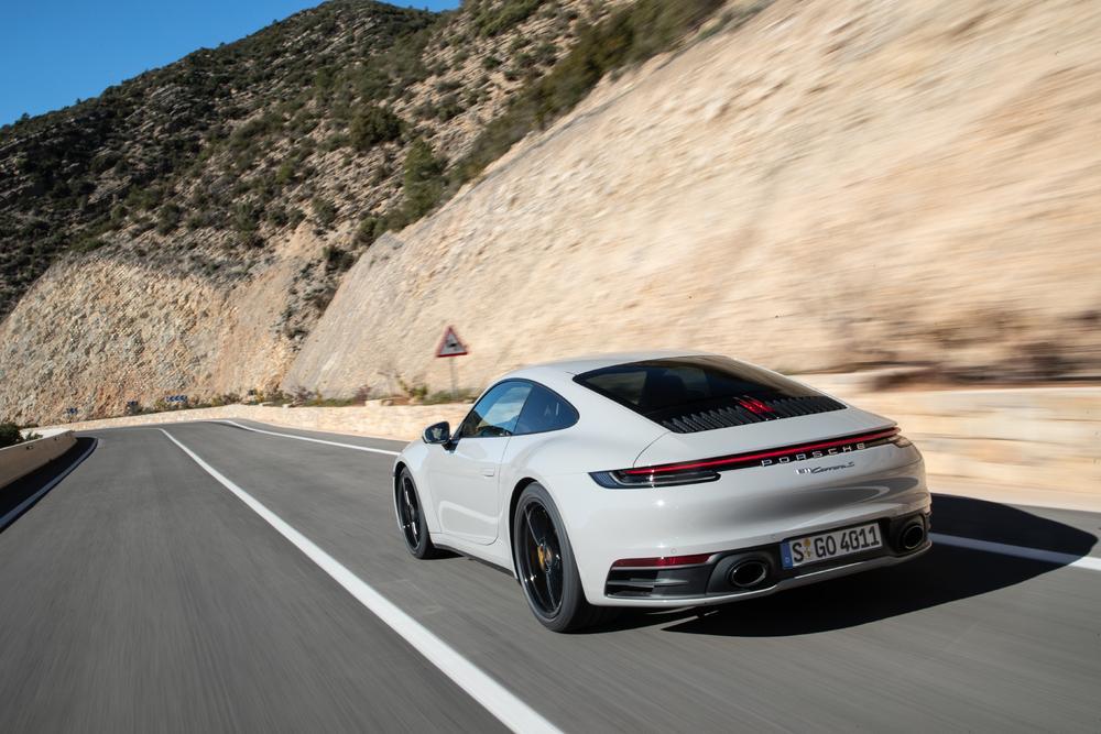 Porsche 992 carrera craie arriere