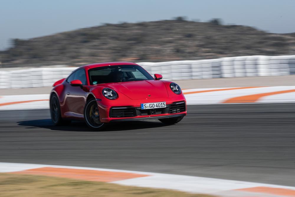 Porsche 992 carrera rouge avant