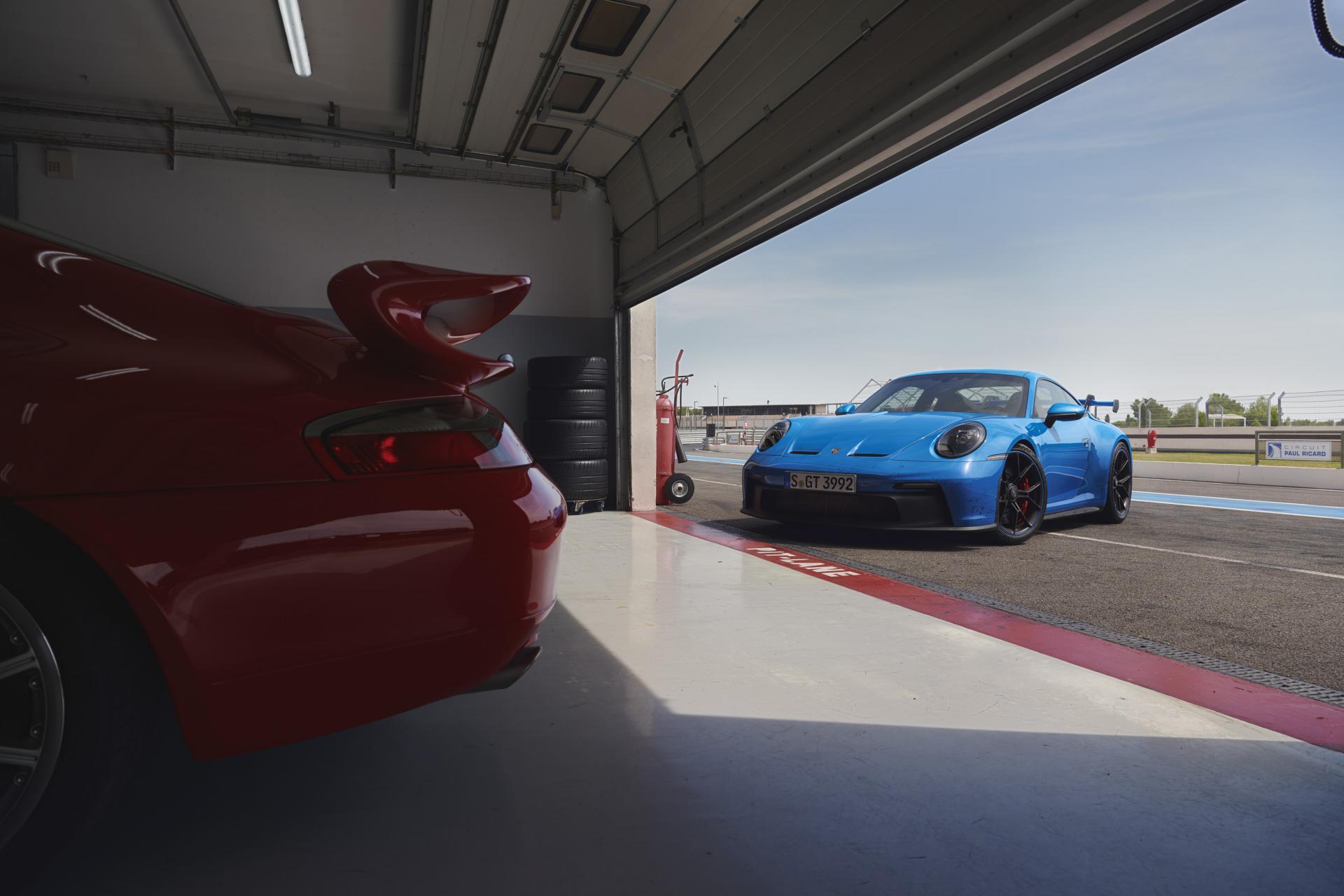 Porsche 992 gt3 bleu requin