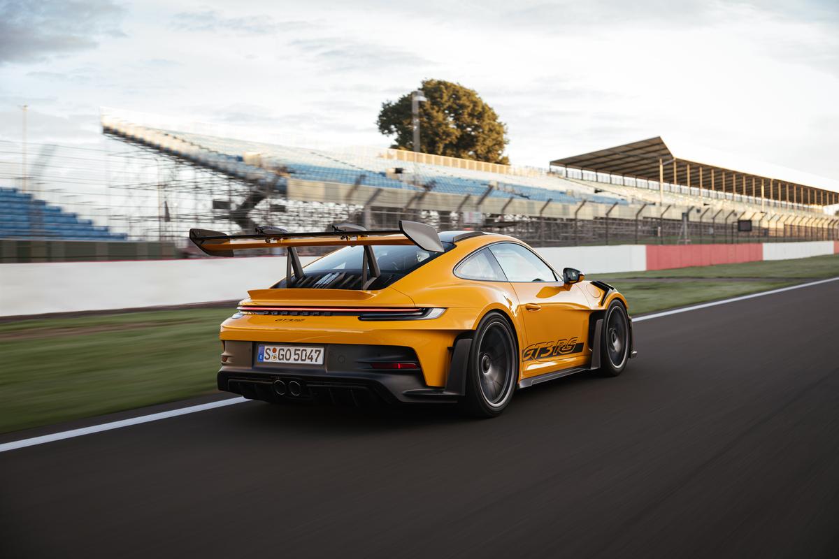 Porsche 992 gt3 rs flat 6 magazine 1