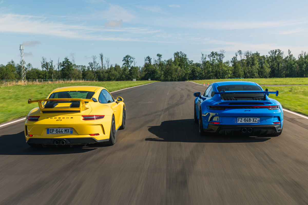 Porsche 992 gt3 vs 992 gt3 flat 6 magazine