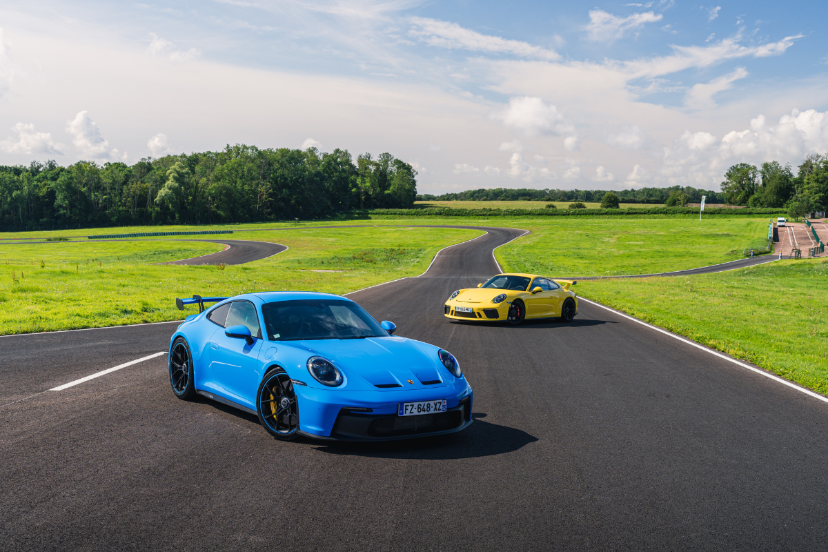 Porsche 992 gt3 vs 992 gt3 flat 6 magazine png