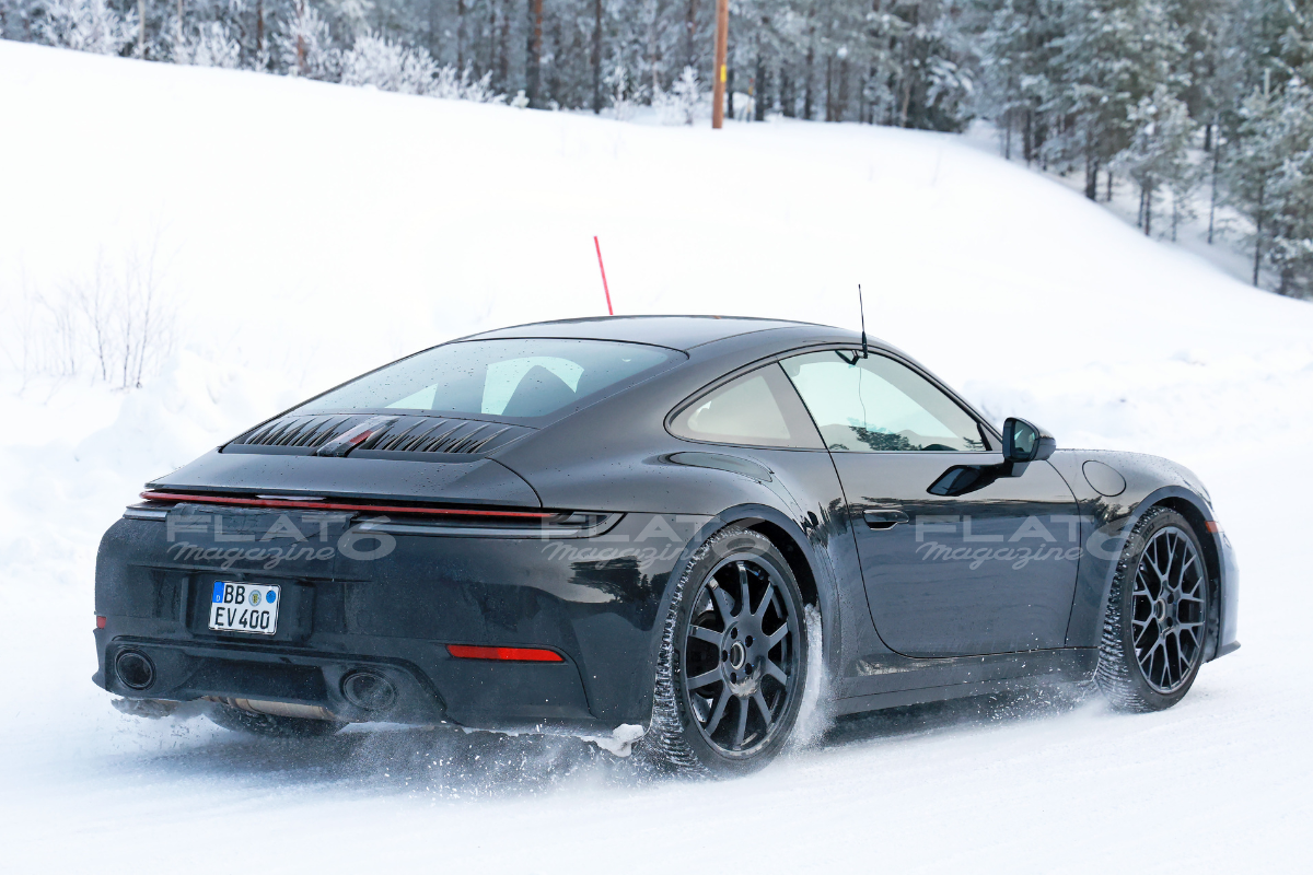 Porsche 992 phase 2 flat 6 magazine 1