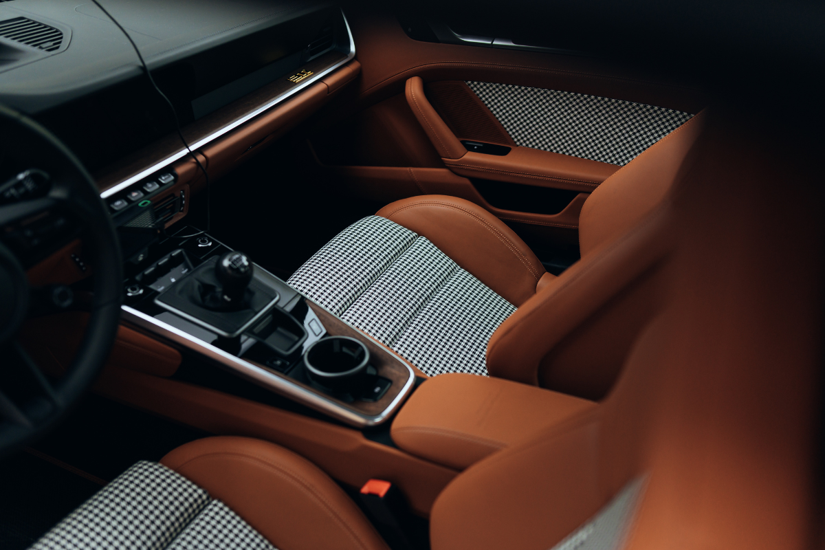 Porsche 992 sport classic interieur flat 6 magazine