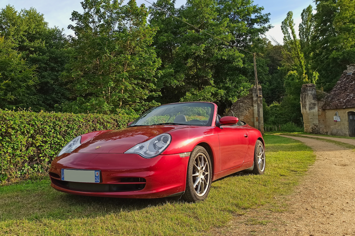 “Votre Porsche, votre histoire” : Porsche 996 Cabriolet Rouge Orient