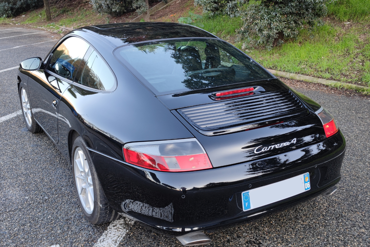 Porsche 996 carrera 4 flat 6 magazine arriere