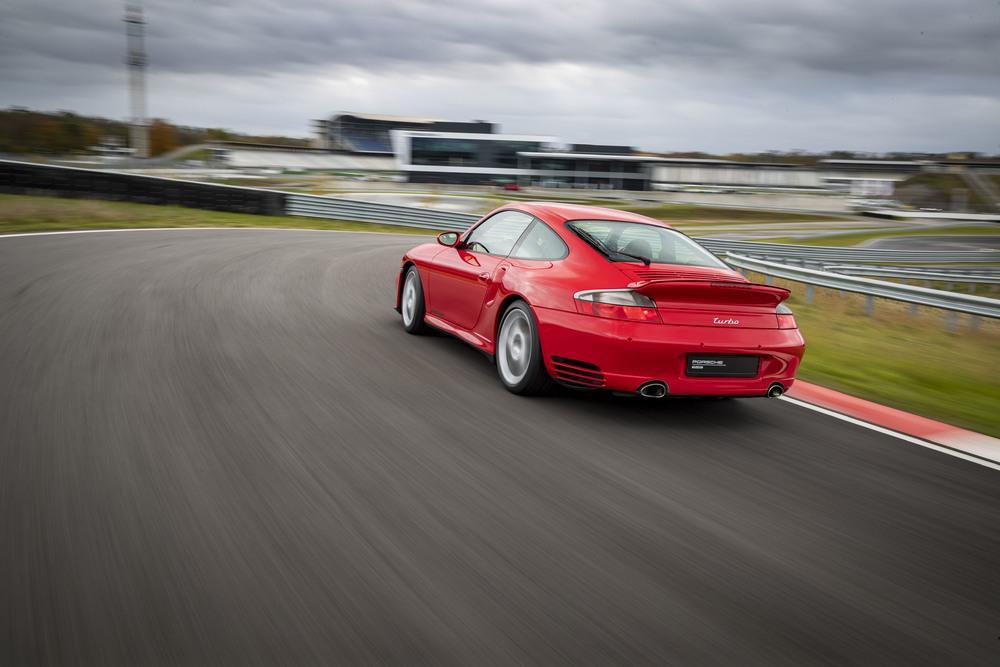 Porsche 996 turbo rouge indien 2