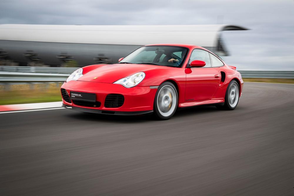 Porsche 996 turbo rouge indien