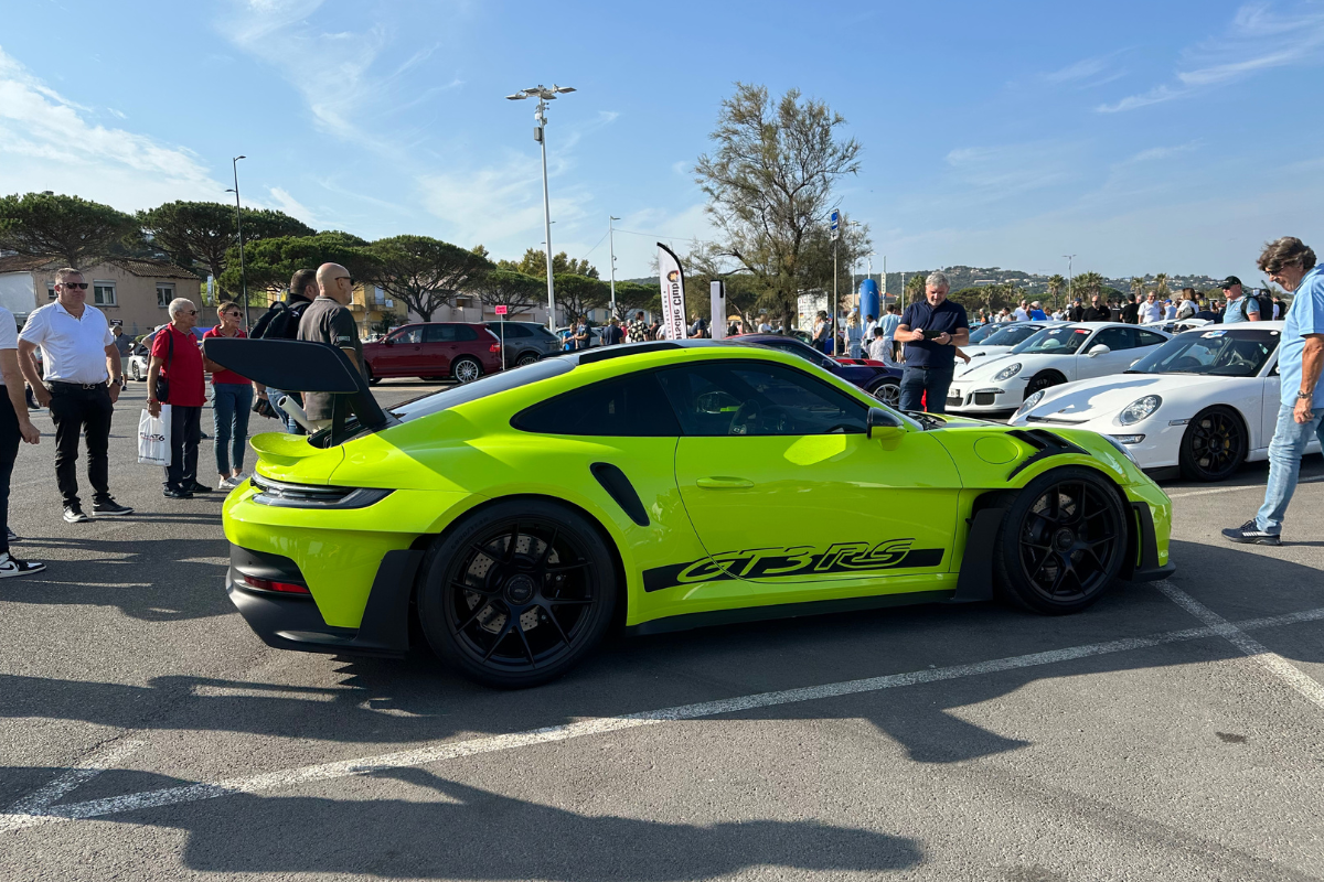 Les teintes de vert au Paradis Porsche à Saint-Tropez (2023)