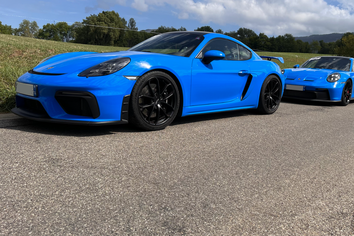 Un couple de Porsche Bleu Requin “Votre Porsche, votre histoire”