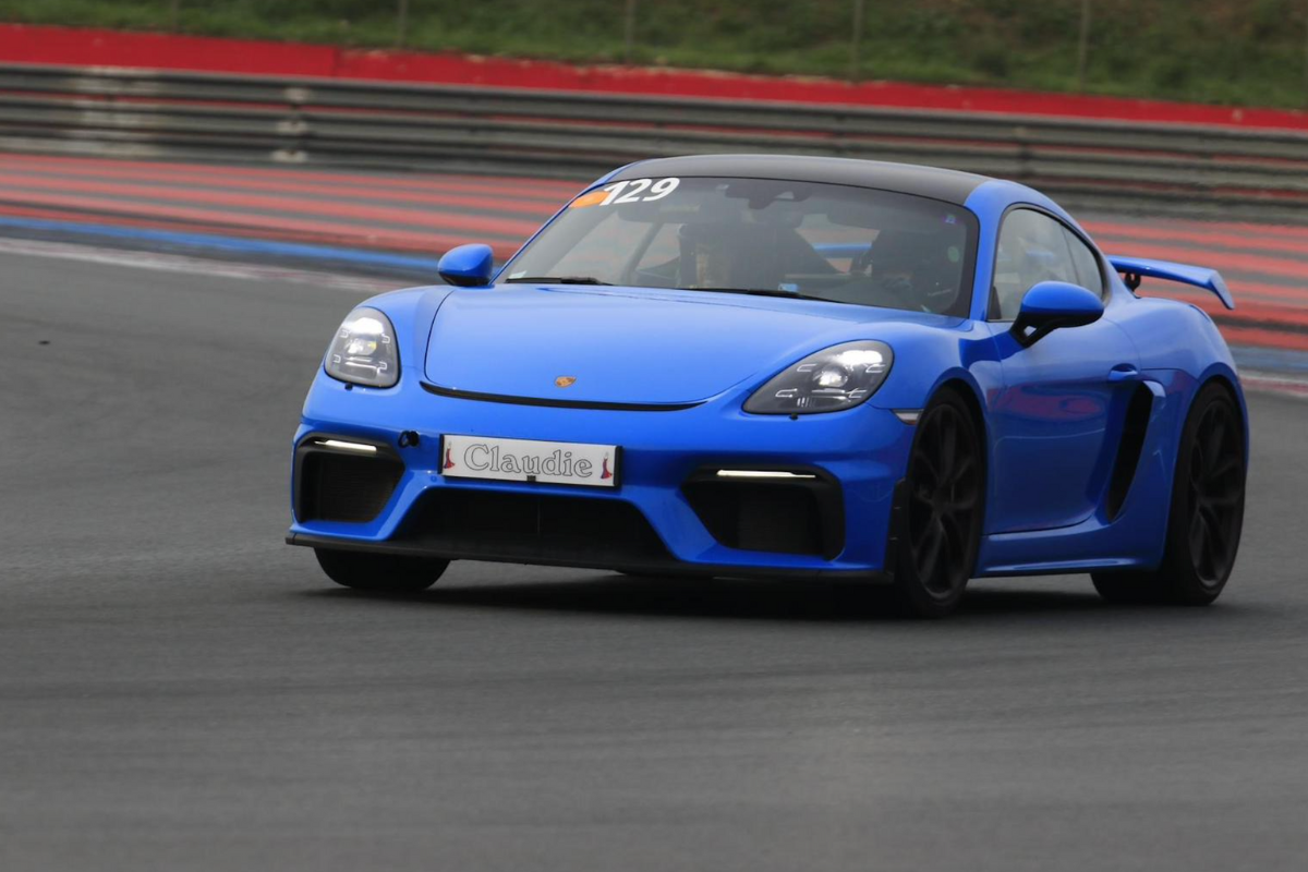 Porsche gt4 flat 6 mag