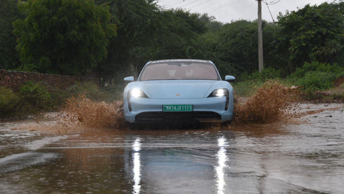 Une Porsche Taycan parcourt 4000 kilomètres pour traverser l'Inde