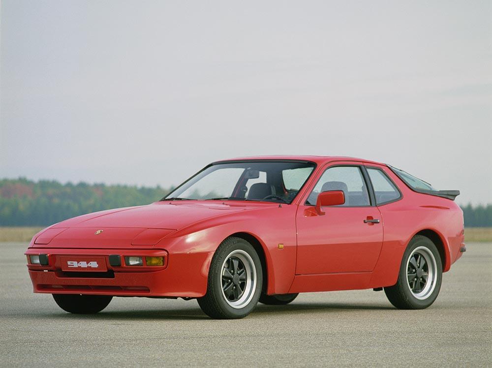 Porsche 944 rouge indien face