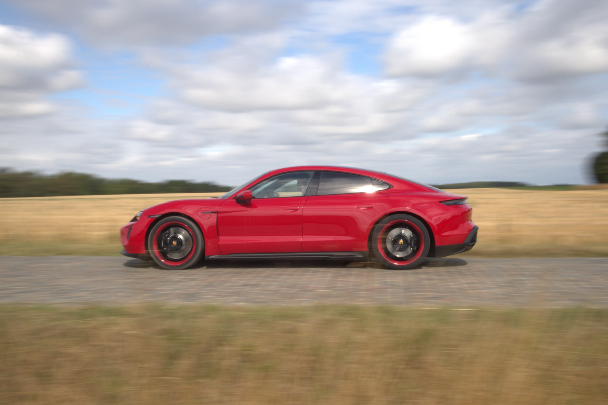 Porsche taycan gts flat 6 mag