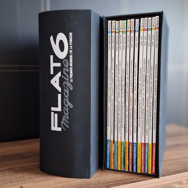 Reliures noires estampillées Flat 6 Magazine permettant de ranger 12 numéros de la revue