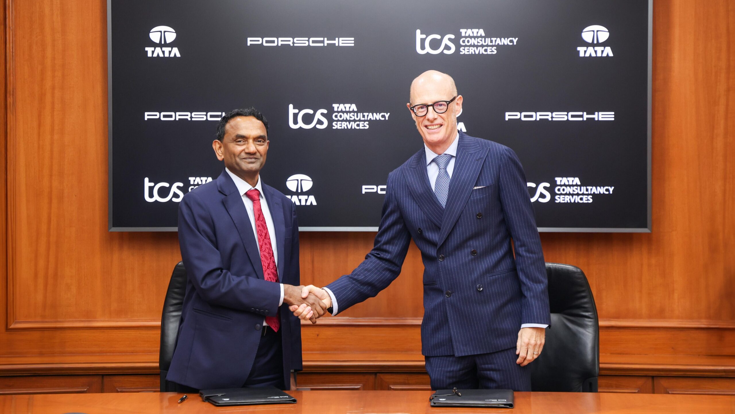 Porsche vend MHP à TCS